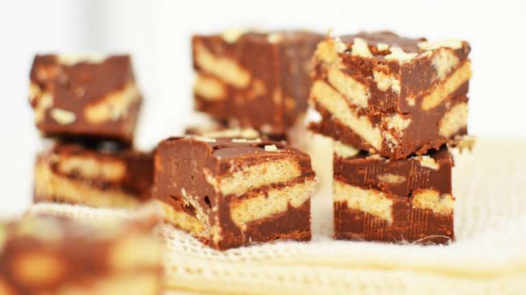 Τέλειο σοκολατένιο μπισκοτογλυκό ψυγείου μόνο με 3 υλικά