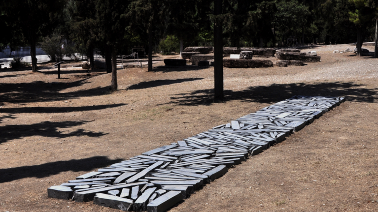 Ακρόπολη: Ένα σούπερ μοντέρνο έργο σύγχρονης τέχνης, κρυμμένο στους πρόποδες του Ιερού Ναού