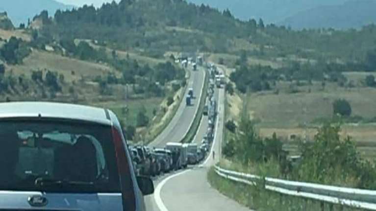 Ατελείωτες ουρές στα σύνορα στον Προμαχώνα