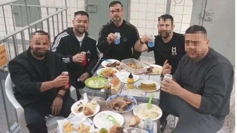 Επείγουσα πειθαρχική προκαταρκτική εξέταση για τις φωτογραφίες κρατουμένων που... γλεντάνε μέσα στον Κορυδαλλό