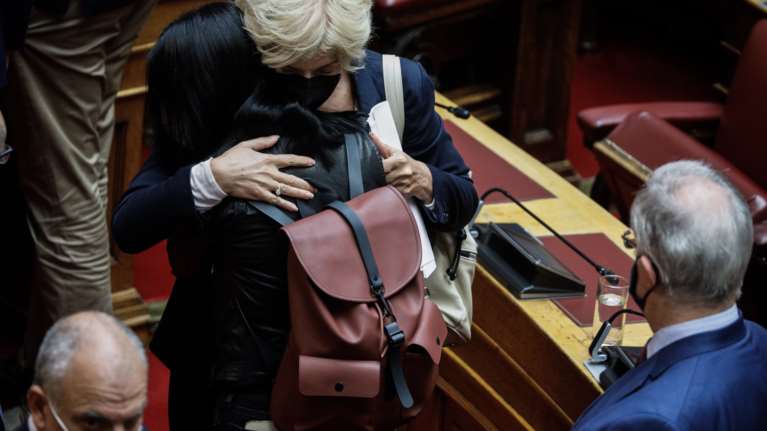 Συγκίνηση στη Βουλή: Αγκαλιασμένοι οι βουλευτές, θρηνούν τον θάνατο της Φώφης Γεννηματά [εικόνες]