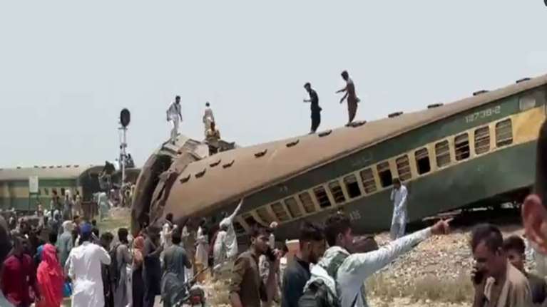 Πακιστάν: Τουλάχιστον 30 νεκροί και περισσότεροι από 100 τραυματίες σε εκτροχιασμό τρένου [βίντεο]