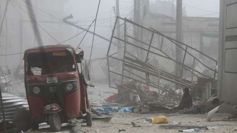 Φρίκη στη Σομαλία: Τουλάχιστον 100 νεκροί και 300 τραυματίες από διπλή επίθεση αυτοκτονίας