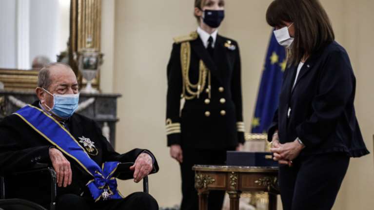 Σακελλαροπούλου στον 98χρονο εφοπλιστή Τσούνη που χάρισε την περιουσία του στις Ένοπλες Δυνάμεις: &quot;Τιμώ τον πατριώτη&quot;