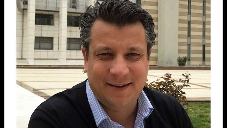 Αγωνιώδης παρέμβαση Δερμιτζάκη: Ανοίξτε τα όλα - Βγάλτε τον κόσμο έξω, αναστείλετε περιορισμούς