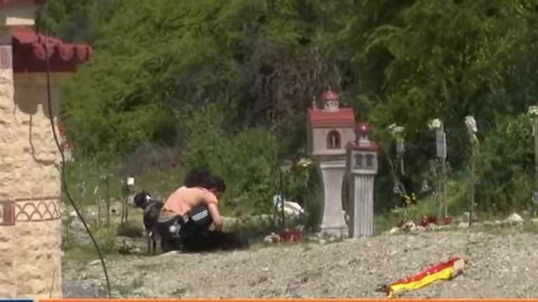 Τέμπη: Συγγενείς των θυμάτων άναψαν τα καντήλια με το Αγιο Φως: "Κοιτούσα στον ουρανό για να της πω χρόνια πολλά"