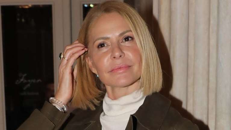 20 χρόνια πριν: Οι μικρούλες Αλεξάνδρα και Αμαλία Κωστοπούλου ποζάρουν με τη μαμά Τζένη Μπαλατσινού