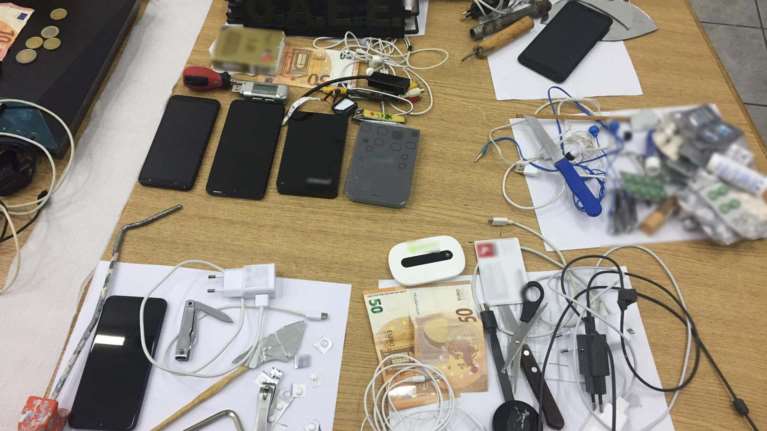 Εφοδος στις φυλακές Κορυδαλλού: Βρήκαν μαχαίρια, λάμες, ψαλίδια, σουβλιά, κινητά και usb