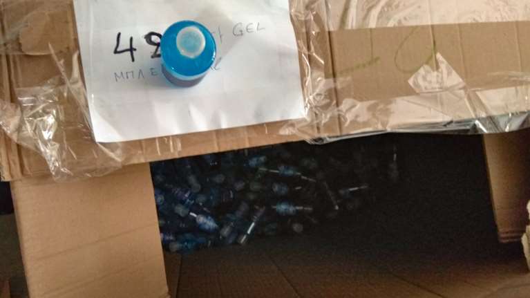 Παράνομο εργαστήριο με αντισηπτικά στο Μενίδι: Κατασχέθηκαν 40.000 φιάλες των 100 ml [Βίντεο]