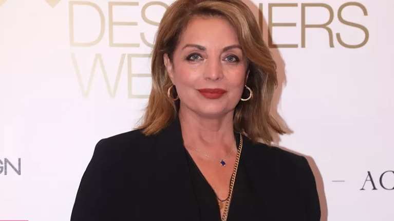 Άντζελα Γκερέκου: Ποζάρει άβαφη φορώντας τις πιτζάμες της, δίπλα στο υπέροχο Χριστουγεννιάτικο δέντρο της