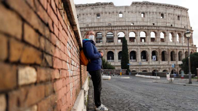 Κορονοϊός: Με φόντο τα Χριστούγεννα η Ευρώπη ενισχύει τους περιορισμούς για να συγκρατήσει το 2ο κύμα
