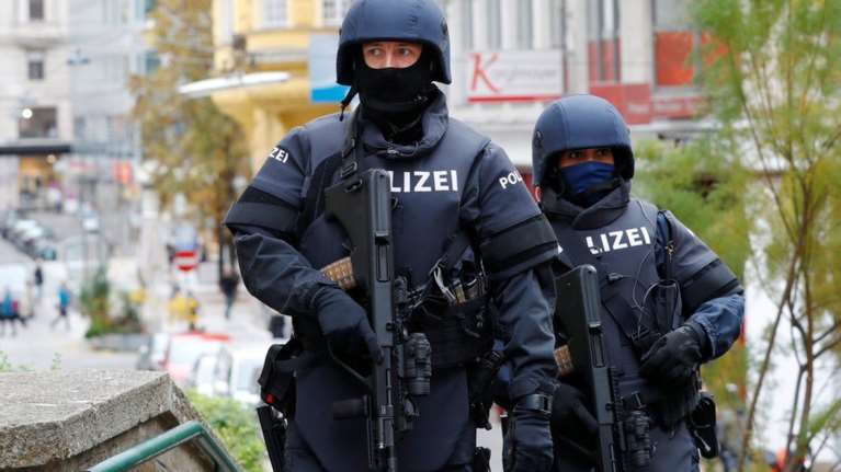 &quot;Εφιάλτης&quot; στη Βιέννη: Αρπαξε μαχαίρι σε εστιατόριο και επιτέθηκε στους πελάτες - Τέσσερις τραυματίες