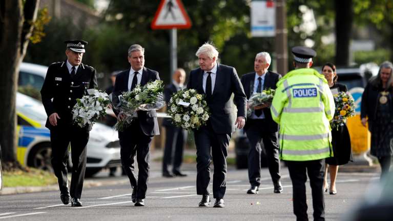 Θλίψη στη Βρετανία: Ο Τζόνσον επισκέφθηκε την εκκλησία που δολοφονήθηκε ο βουλευτής Ντέιβιντ Έιμες [Εικόνες]