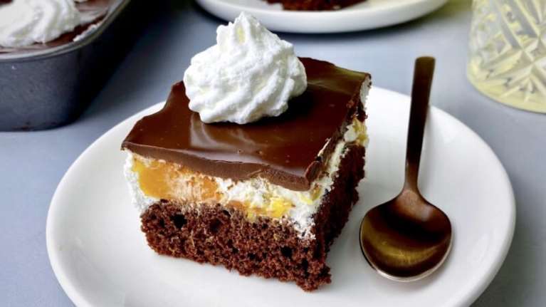 Συνταγή: Το πιο ελαφρύ και εύκολο καλοκαιρινό γλυκό με φρούτα και σοκολάτα