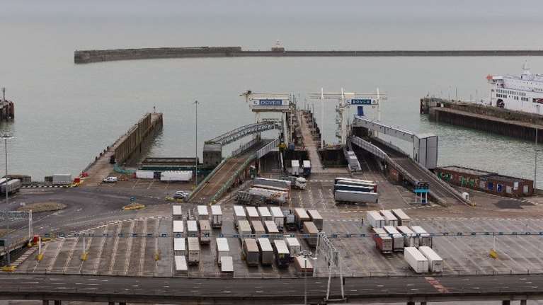 Συμφωνία Βρετανίας - Γαλλίας: Ανοίγει το λιμάνι του Ντόβερ μετά τις ουρές αποκλεισμένων φορτηγών