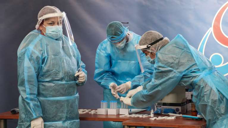 Κορονοϊός: 6.416 κρούσματα σήμερα, 27 θάνατοι, 196 διασωληνωμένοι και 651 επαναλοιμώξεις