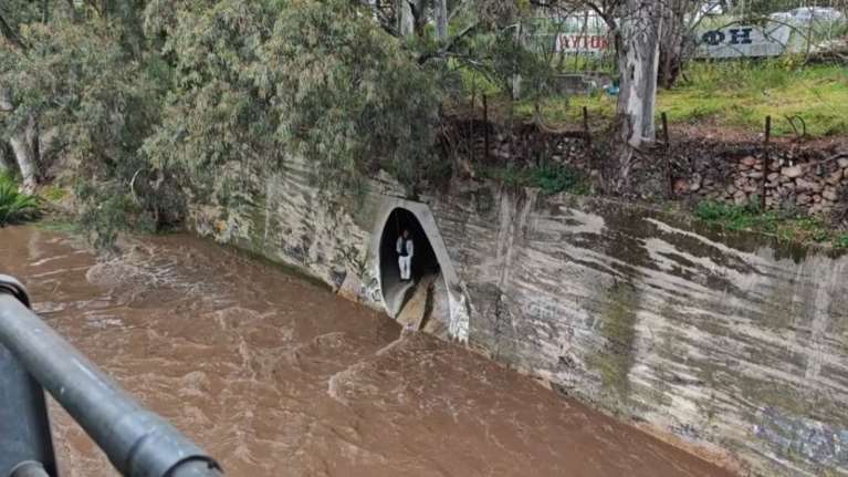 Κακοκαιρία: Εγκλωβισμένα δύο άτομα στο ρέμα του Προμπονά στα Πατήσια - Φούσκωσε από τη βροχή [βίντεο]