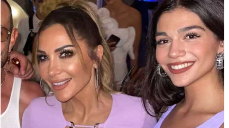 Δέσποινα Βανδή - Μελίνα Νικολαΐδη: Μαμά και κόρη με σούπερ μίνι λιλά φορέματα σε πάρτι στην Αθήνα