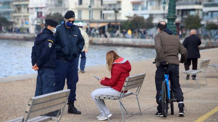 Δεν λογαριάζουν κανέναν: Ο ένας έκανε πάρτι και ο άλλος άνοιξε το καφέ-μπαρ στην Κρήτη