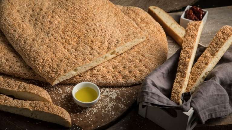 Η πιο νόστιμη και εύκολη λαγάνα χωρίς μίξερ και ζύμωμα: Φτιάξτε τη στον φούρνο του σπιτιού σας