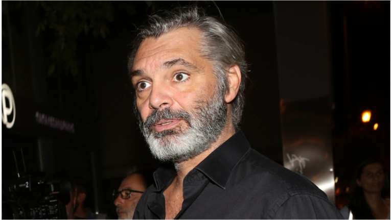 Άλκης Κούρκουλος: Γενέθλια σε εστιατόριο της Κυψέλης αγκαλιά με τη σύντροφό του και φίλους