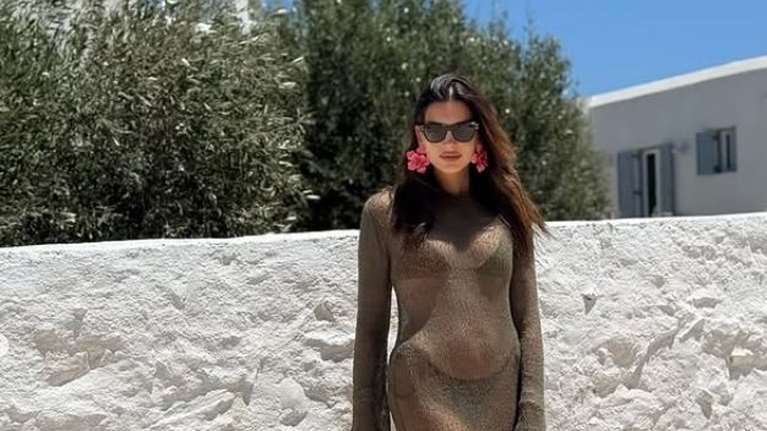 Σταματίνα Τσιμτσιλή: Με ολόσωμο μαγιό στην Παροικιά της Πάρου