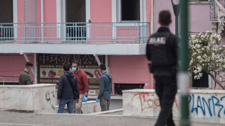 Έγκλημα στη Βαρβάκειο: Bρέθηκε κομμένο λουράκι από τσάντα στο χέρι του θύματος