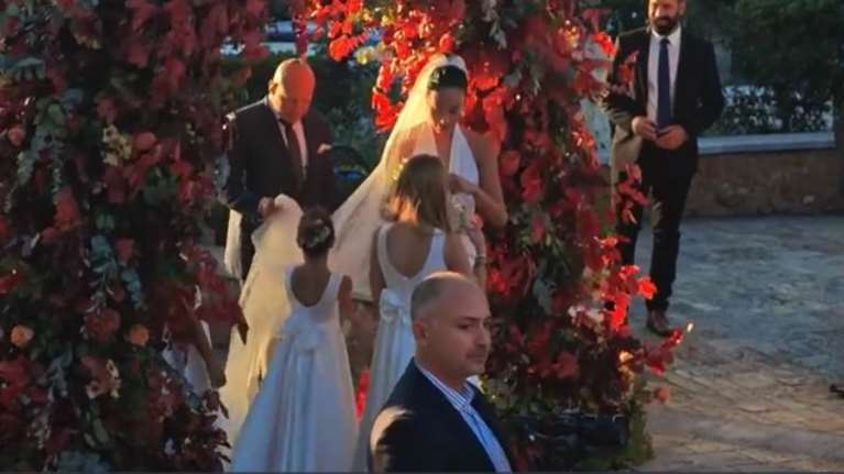 Γάμος Παύλου Βαρδινογιάννη και  Κατερίνας Μπιρμπίλη: Η άφιξη του γαμπρού, της νύφης και των καλεσμένων [Βίντεο]