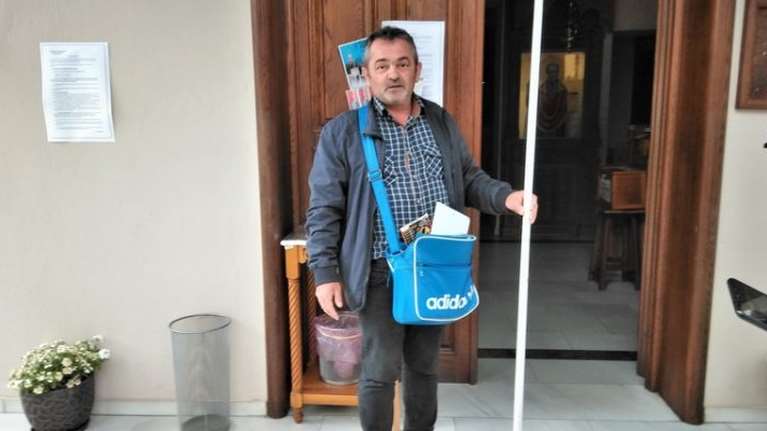 Δίμετρη λαμπάδα στη χάρη του…Μητσοτάκη άναψε λαχειοπώλης στα Τρίκαλα - Το είχε τάμα [Βίντεο]