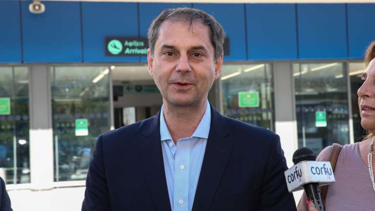 Θεοχάρης στο BBC: Συζητάμε με το Λονδίνο για τα πιστοποιητικά εμβολιασμού