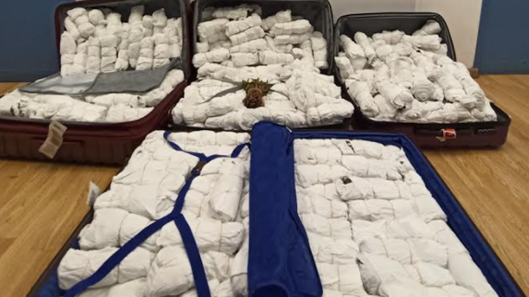 Ελ. Βενιζέλος: Επιχείρησαν να περάσουν 100 κιλά ναρκωτικά &quot;KHAT&quot; σε βαλίτσες - Πώς τους &quot;τσίμπησε&quot; η ΕΛΑΣ