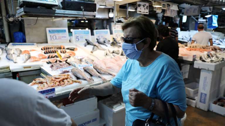 Ήρθαν στα χέρια μέσα στο σούπερ μάρκετ για τη μάσκα στην Κρήτη