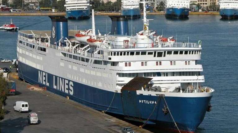 Συναγερμός στην Ελευσίνα: Εισροή υδάτων στο πλοίο &quot;Μυτιλήνη&quot; - Πήρε κλίση