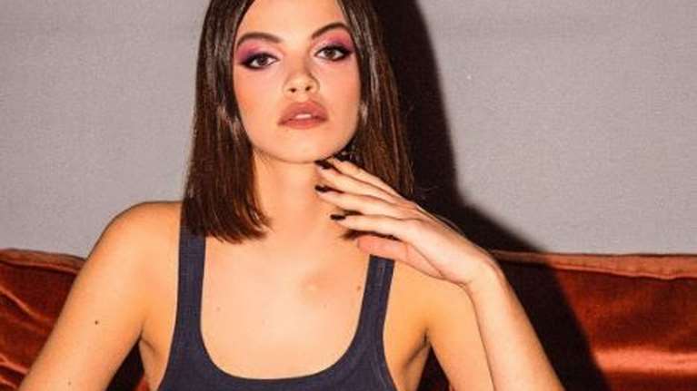 Τζένη Καζάκου: Ραντεβού στην Κέρκυρα - Η εγγονή της Καρέζη με μαγιό και τζιν σορτσάκι στην ξαπλώστρα