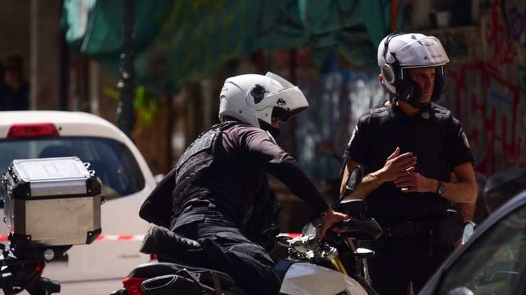 Λάρισα: Αιματηρό ραντεβού σε σχολείο για τα μάτια μιας κοπέλας – Βγήκαν μαχαίρια, στο νοσοκομείο 17χρονος