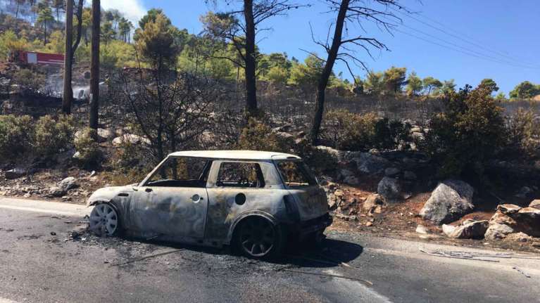 Φωτιά στη Νέα Μάκρη: Αυτό είναι το αυτοκίνητο που προκάλεσε την πυρκαγιά - Τι εξετάζουν οι Αρχές