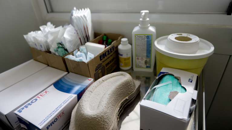 Κορονοϊός: Mεγάλες ελλείψεις σε μάσκες στη Θεσσαλονίκη - Με το σταγονόμετρο αντισηπτικά - γάντια