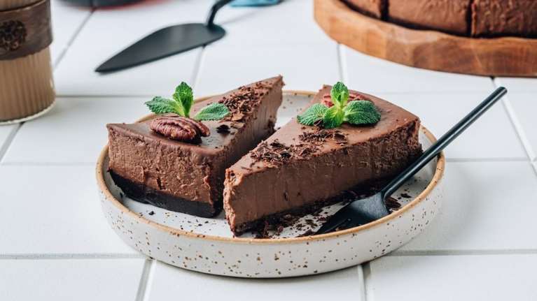 Σοκολατένιο γλυκό ψυγείου με μόνο 4 υλικά - Πανεύκολο και δροσιστικό