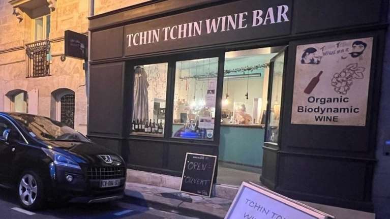 Μπορντό: &quot;Νόμιζα ότι αφυδατώθηκε ή ότι έπαθε εγκεφαλικό&quot;: Σύντροφος θαμώνα με αλλαντίαση περιγράφει την στιγμή που κατέρρευσε