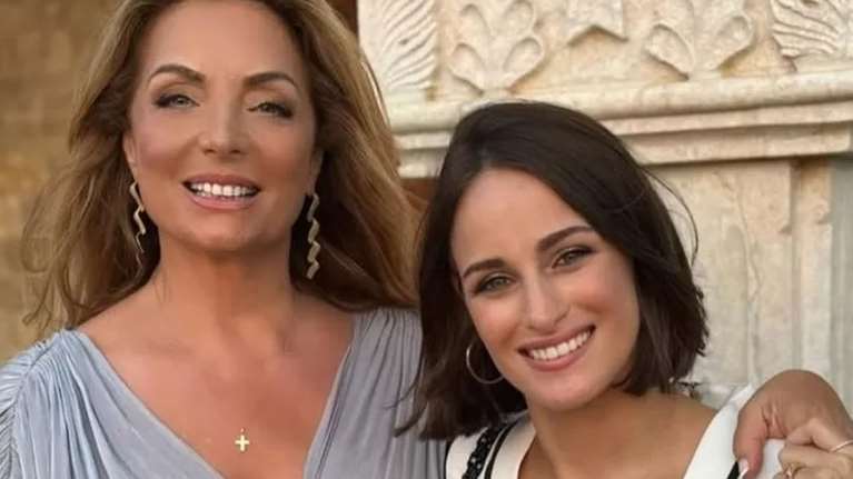 Άντζελα Γκερέκου: Με baby blue κοστούμι σε βράβευση - "'Ενας άγγελος"