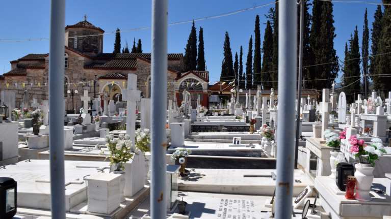 Σοκ στο Ηράκλειο Κρήτης: Βρήκαν γυναίκα νεκρή μέσα στο νεκροταφείο