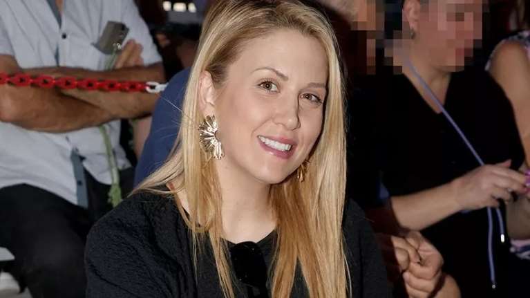 H Φωτεινή Πετρογιάννη με ψηλοτάκουνα πέδιλα ελληνικού brand στη βάφτιση του γιου της