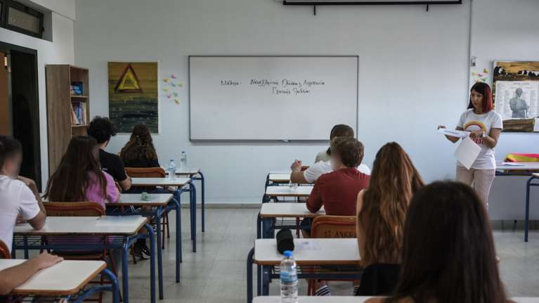 Γιατί ο Μπαμπινιώτης ζητά κατάργηση των πανελληνίων εξετάσεων και εισαγωγή σε ΑΕΙ με ακαδημαϊκό απολυτήριο