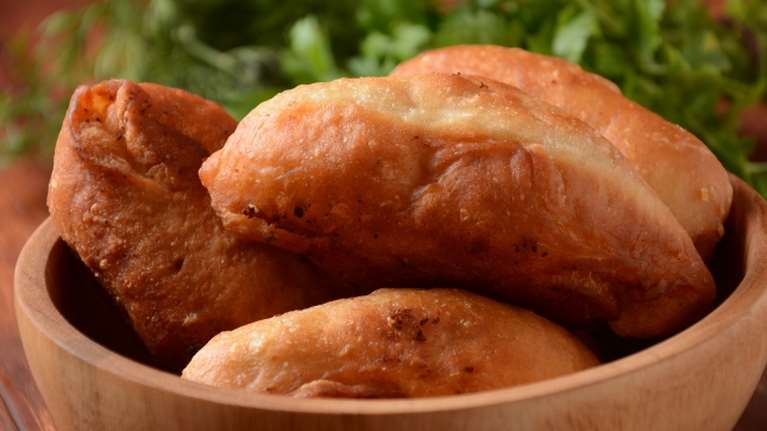 Σπιτικά πιροσκί με πατάτα: Το απίστευτα γευστικό σνακ που είναι καλύτερο και από τυρόπιτα