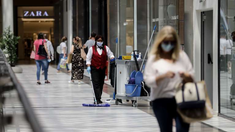 Ανοίγουν  εμπορικά κέντρα και εκπτωτικά χωριά με &quot;πλαφόν&quot; και αποστάσεις