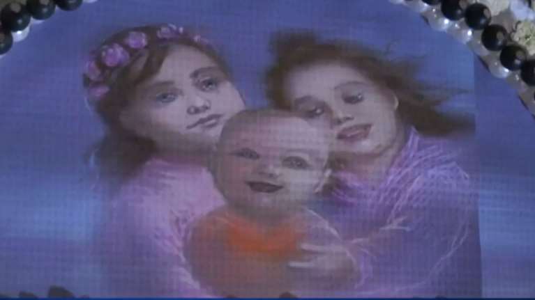 Πάτρα: Συγκινεί ο ιερέας που στόλισε τον επιτάφιο με τη φωτογραφία της Τζωρτζίνας, της Μαλένας και της Ίριδας