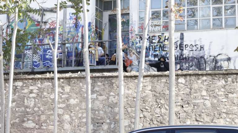 Υβριστικά συνθήματα απο κουκουλοφόρους κατά την άφιξη Μητσοτάκη στην παρουσίαση του προγράμματος της ΝΔ