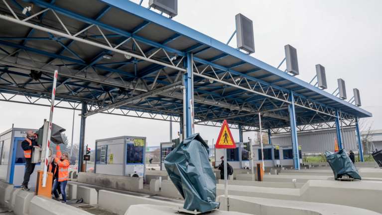 Παραμένουν τα τρακτέρ σε κόμβους της Λάρισας και της Πάτρας - Ανοιχτοί οι δρόμοι