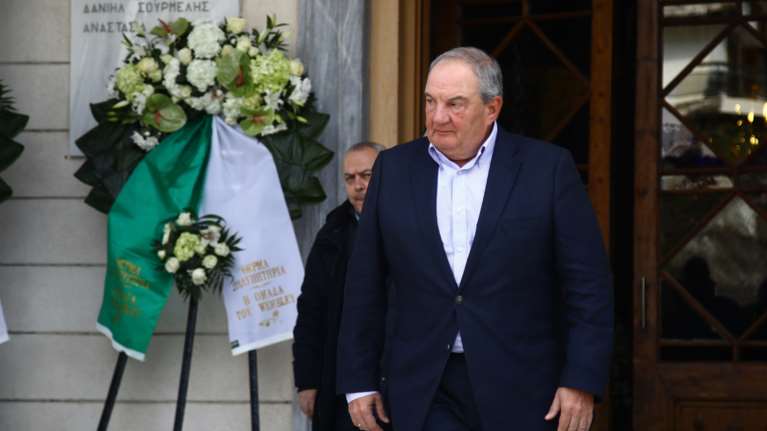Ο επικήδειος Καραμανλή στην κηδεία Μολυβιάτη- Τι σήμαινε το &quot;καλό ταξίδι κύριε Πέτρο&quot;