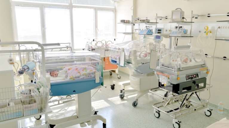 Τραγικό: Μπέρδεψαν τα μωρά σε μαιευτήριο στη Λάρισα -  Σαστισμένο το ζευγάρι που του έδωσαν λάθος... παιδί